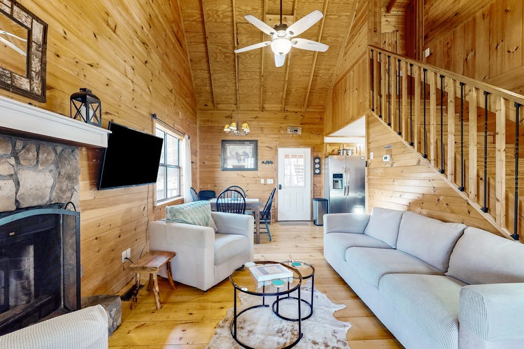 Dog friendly creek-front cabin, private hot tub, game room, water views, firepit