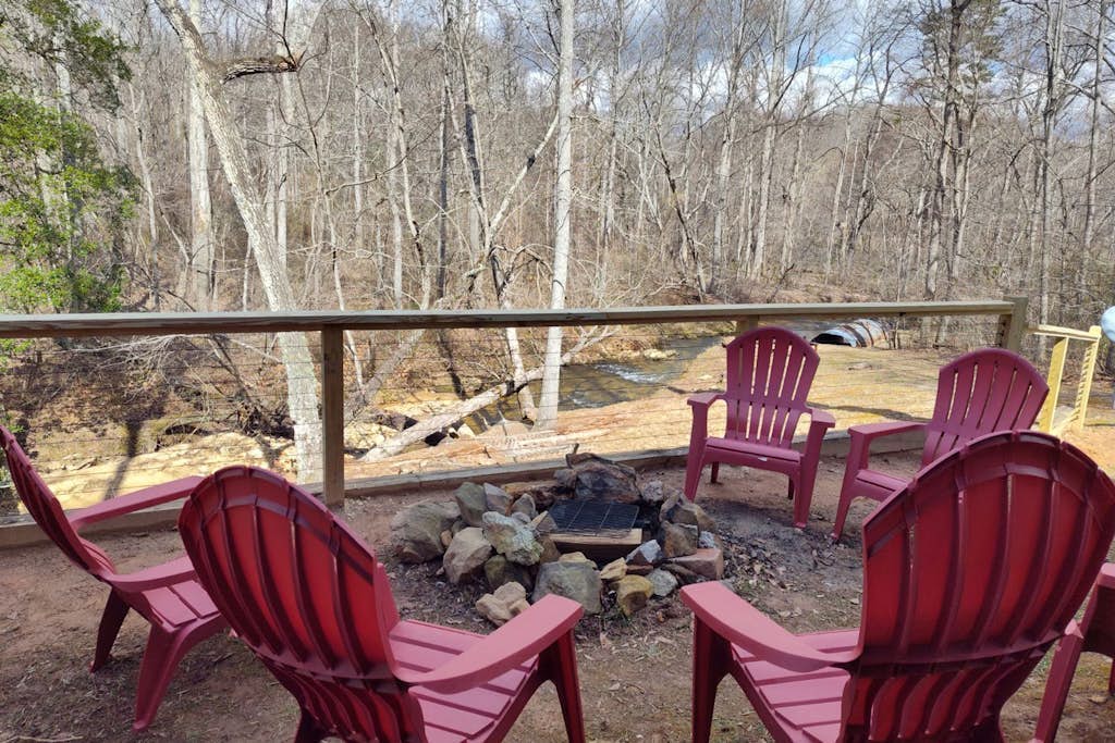 Dog friendly creek-front cabin, private hot tub, game room, water views, firepit