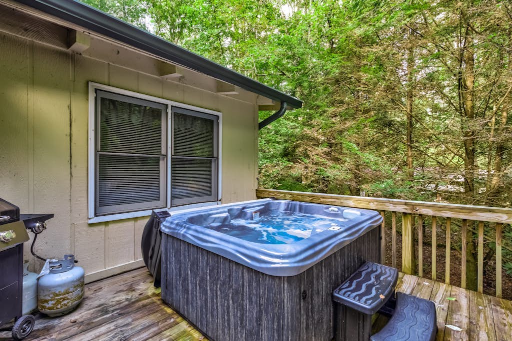 Waterfront cabin in a peaceful location w/ private hot tub - dog-friendly