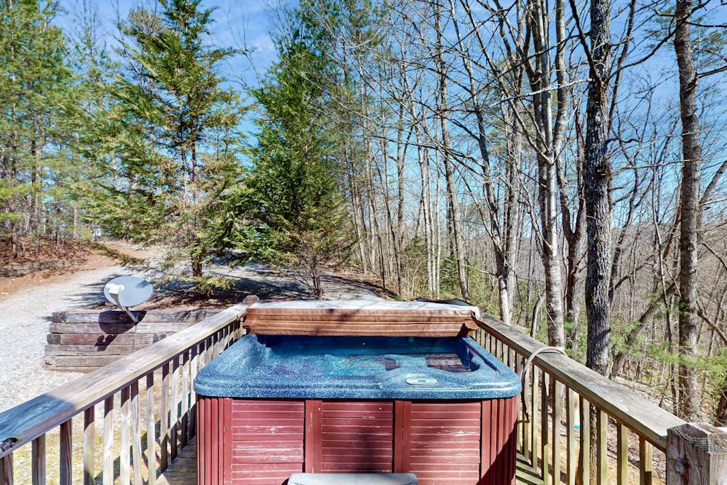 Secluded & upgraded cottage w/ game room, wraparound deck, & private hot tub