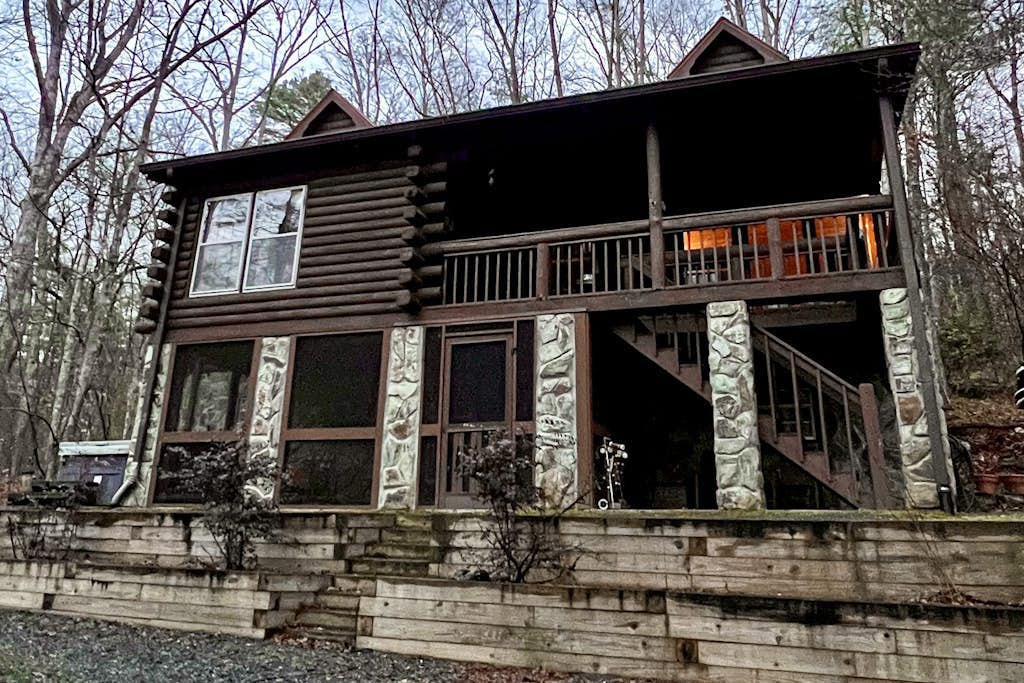 Stunning dog-friendly cabin with hot tub, firepit, game room, & washer/dryer