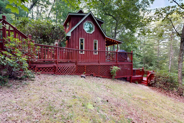 Charming, dog-friendly cabin with a private hot tub, outdoor fireplace, & yard