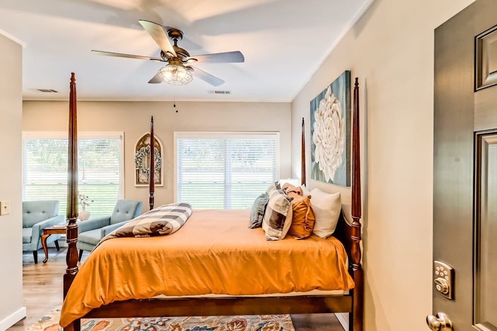 Downtown Helen suite with flatscreen TV, WiFi, and central AC