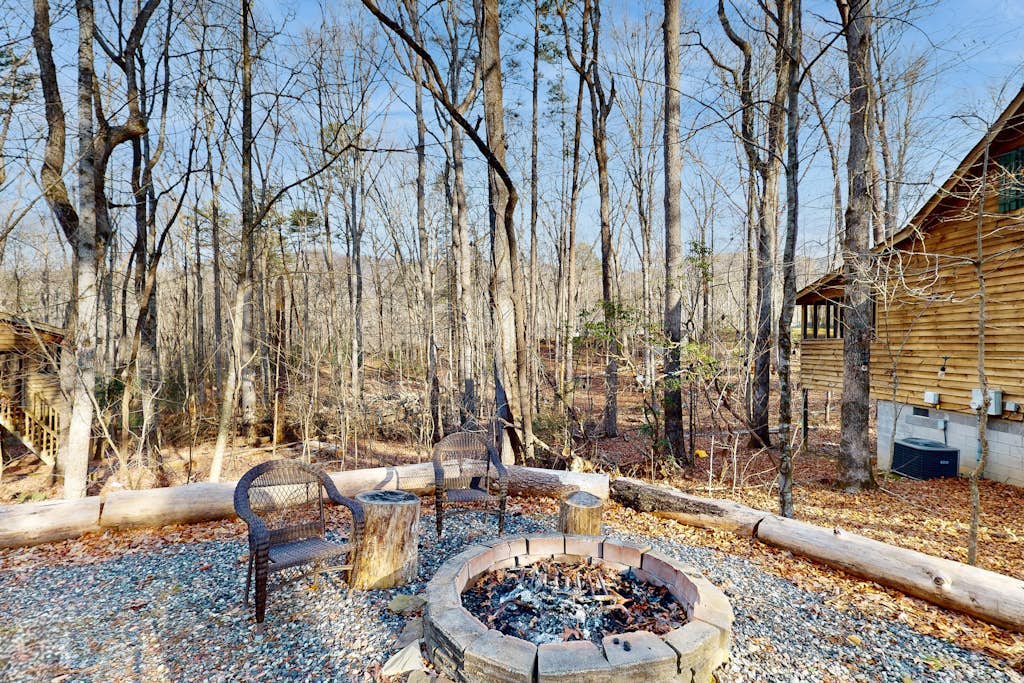 Dog-friendly classic two-story cabin with private hot tub & firepit