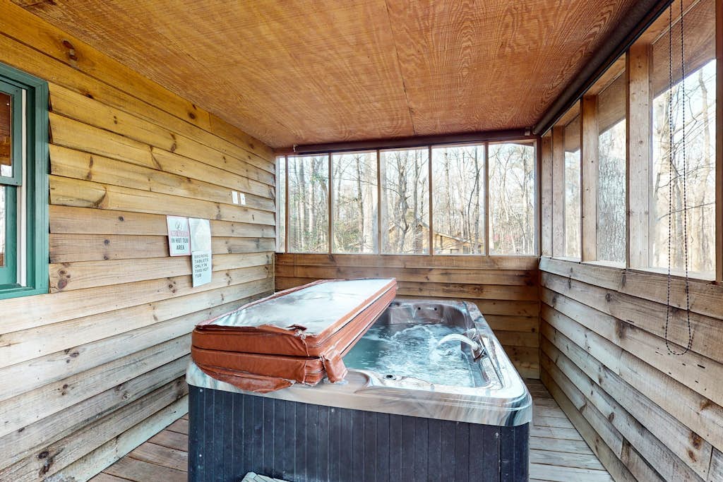 Dog-friendly classic two-story cabin with private hot tub & firepit