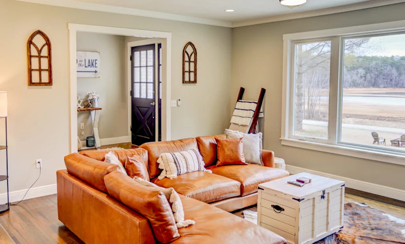 Lakefront cottage with private dock, hot tub, fireplace & game room