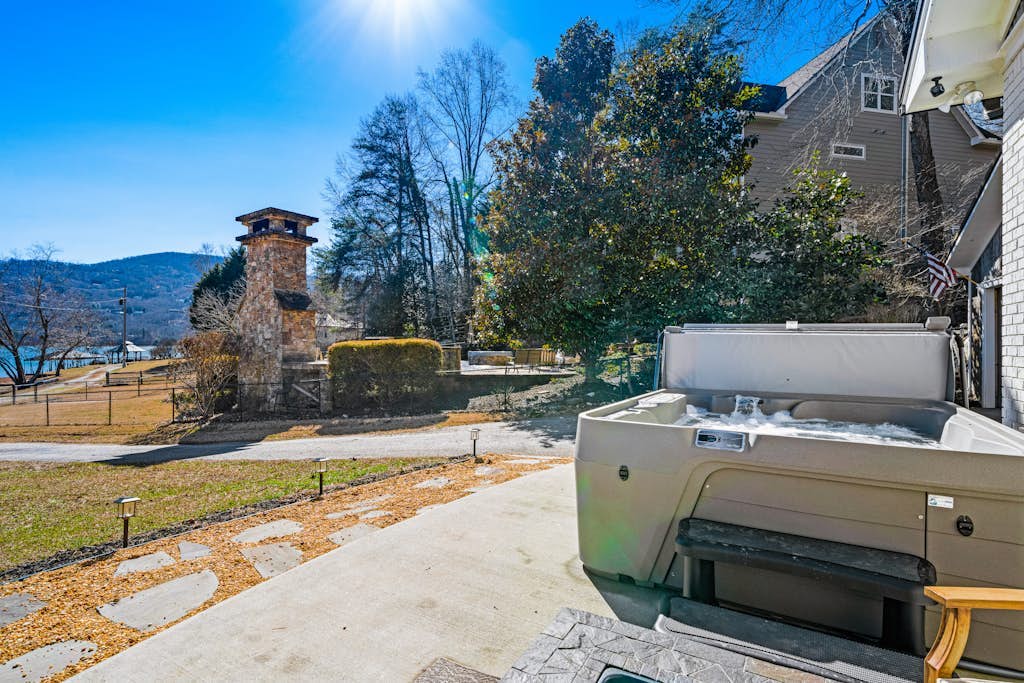 Lakefront cottage with private dock, hot tub, fireplace & game room