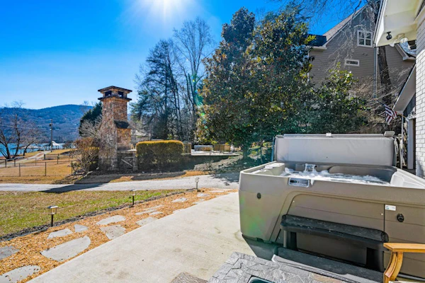 Lakefront cottage with private dock, hot tub, fireplace & game room