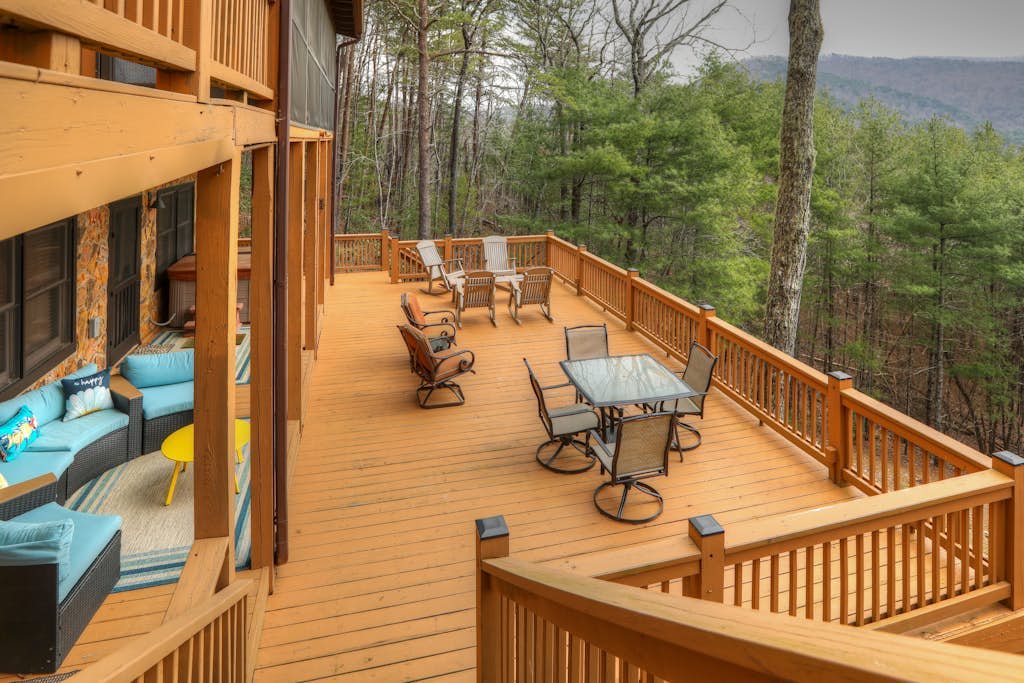 Mountain home with hot tub, deck, pool table, WiFi - stunning view