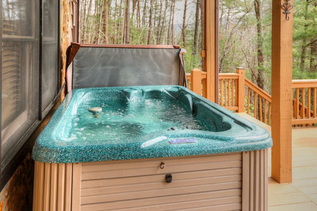 Mountain home with hot tub, deck, pool table, WiFi - stunning view