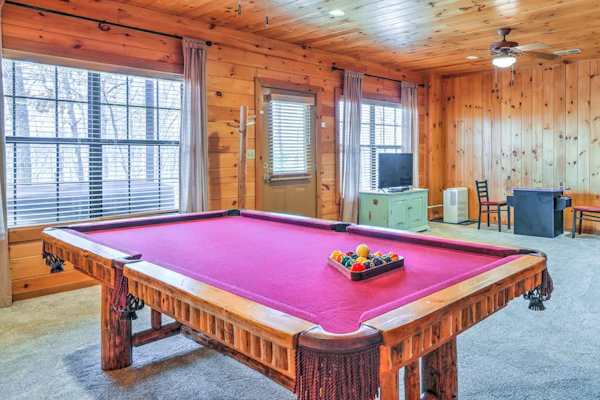 Mountain-view cabin with, firepit, pool table, fireplace & stove