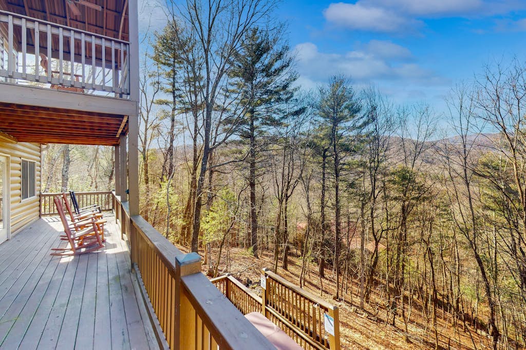 Mountain view cabin with game tables, large deck, hot tub, fireplace, & AC