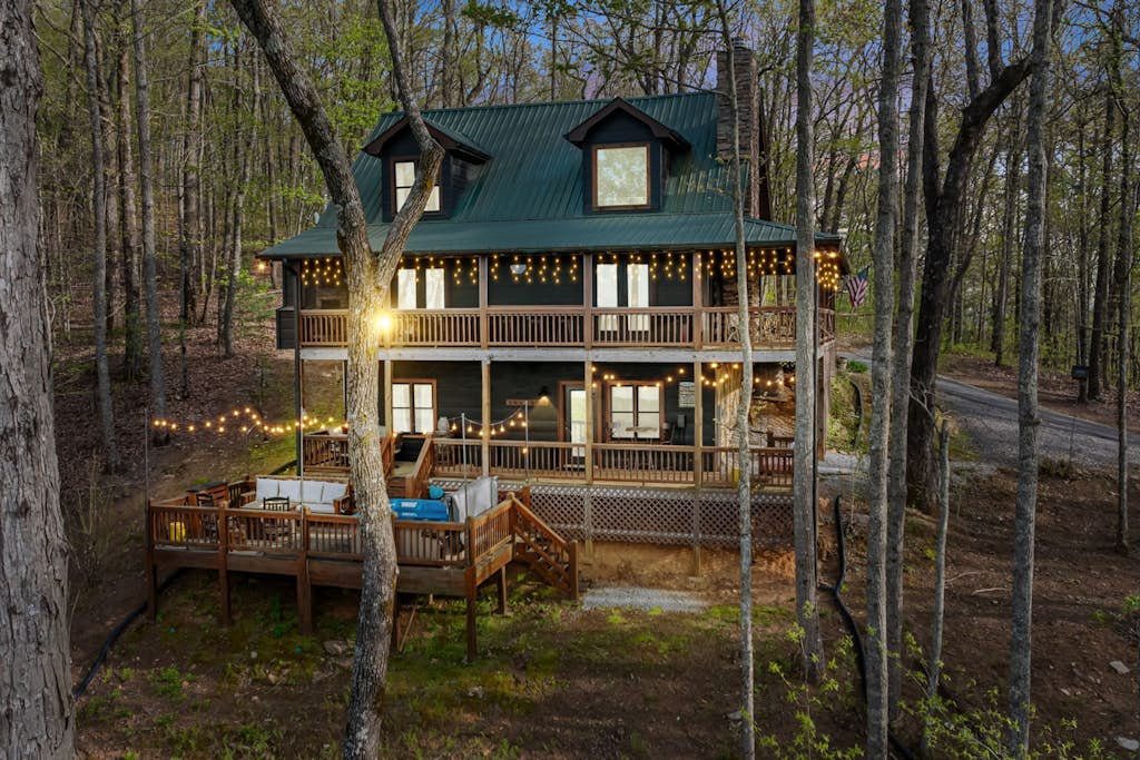 Dog-friendly mountain cabin with private hot tub, fire table, & game room