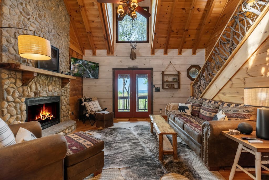 Dog-friendly mountain cabin with private hot tub, fire table, & game room