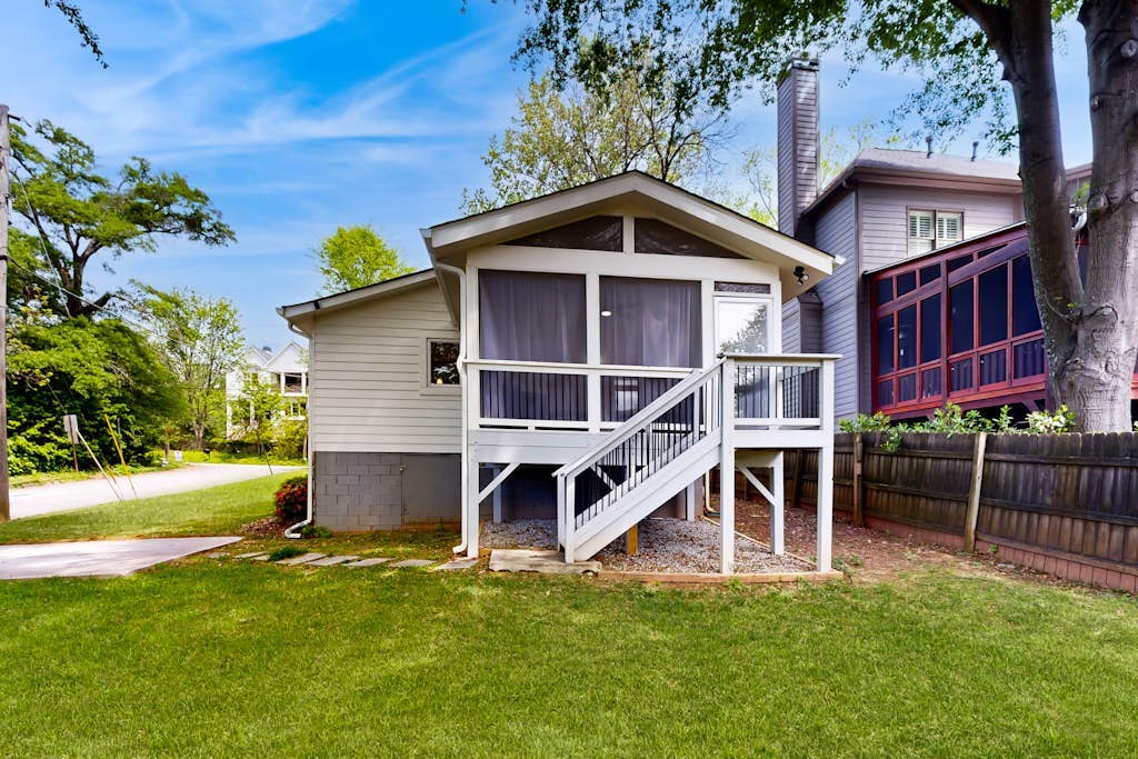 Dog-Friendly home full of color with full kitchen, W/D, & AC