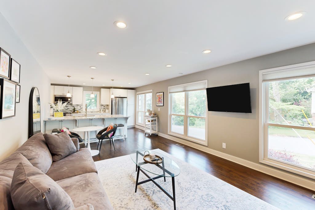 Dog-Friendly home full of color with full kitchen, W/D, & AC