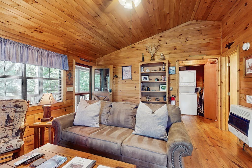 Forest view cabin with private hot tub, furnished deck, fireplace, and grill