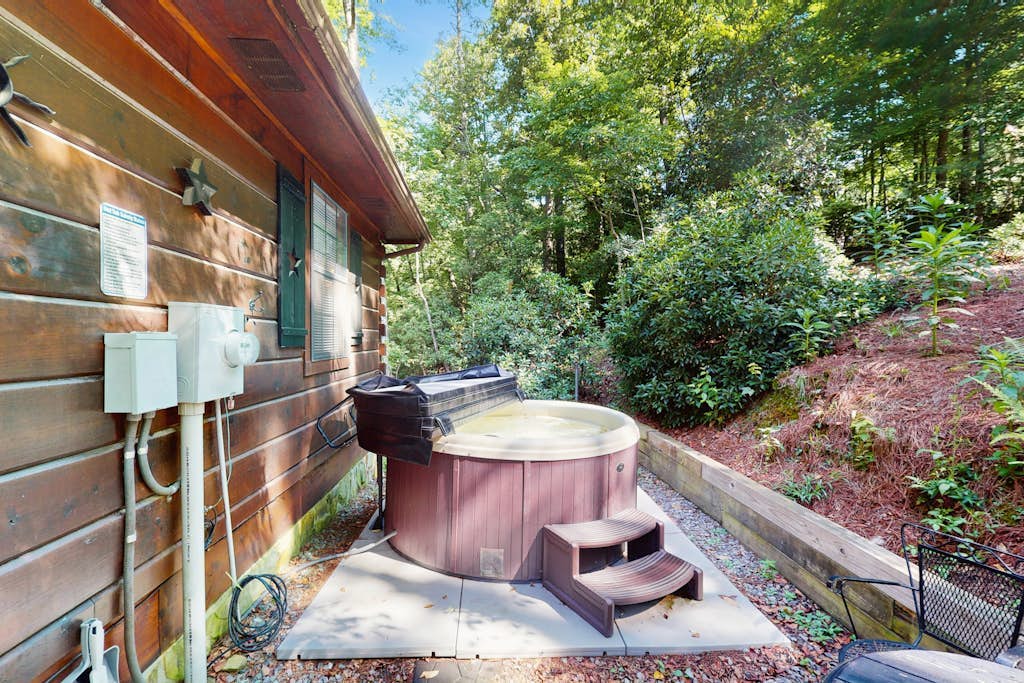 Forest view cabin with private hot tub, furnished deck, fireplace, and grill