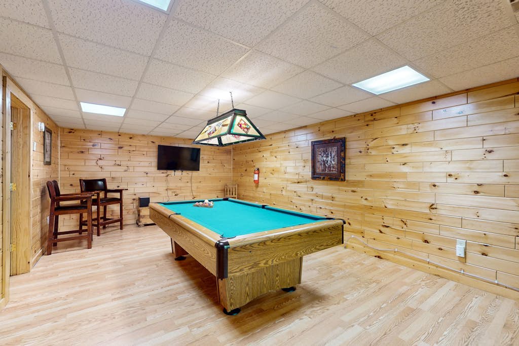 Creekside, family-friendly cabin w/ a private hot tub, game room, & firepit