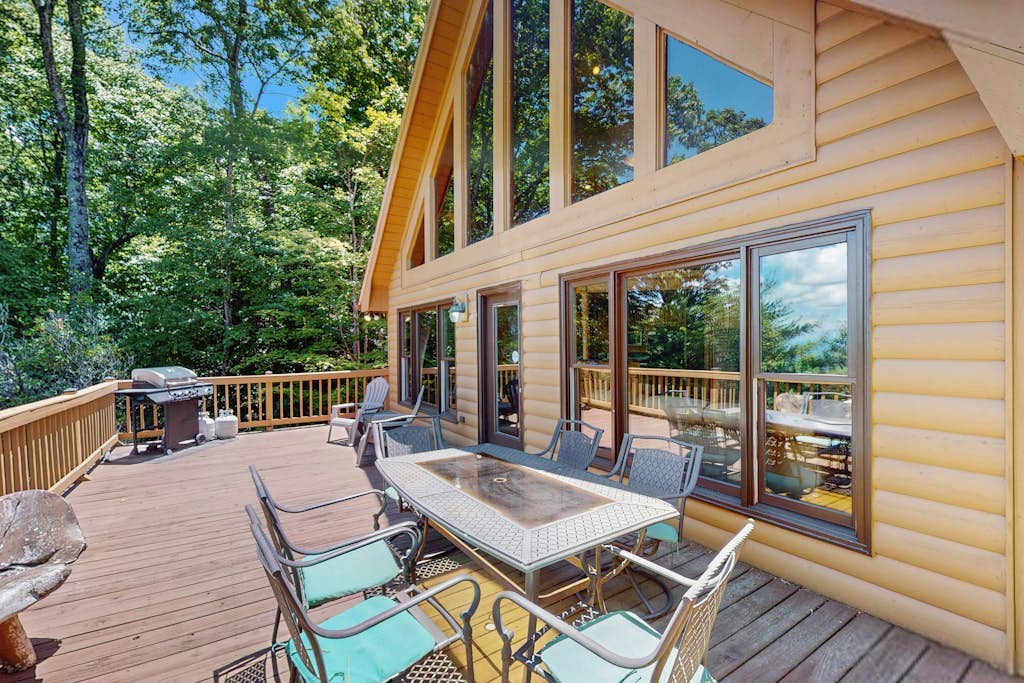 Dog-friendly log cabin with lovely views, game room & wet bar