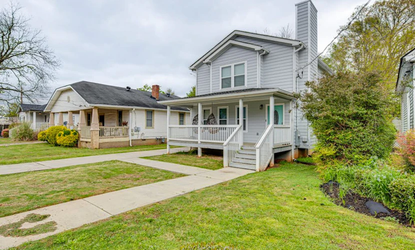 Spacious Family Retreat Near Airport