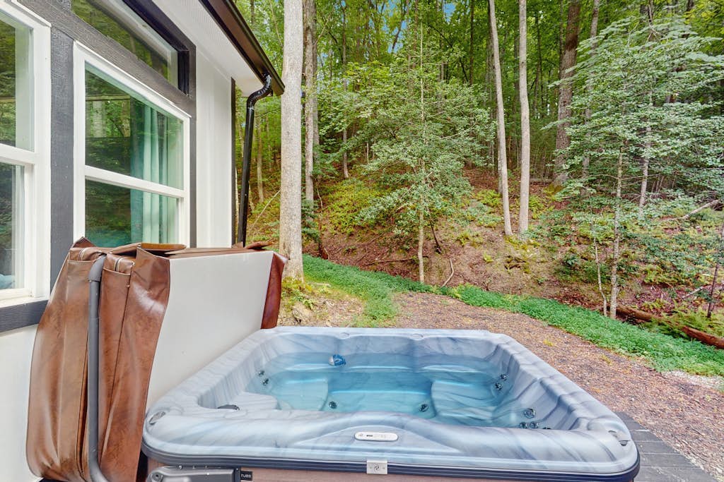 Charming cottage with hot tub, fire pit & screened-in porch