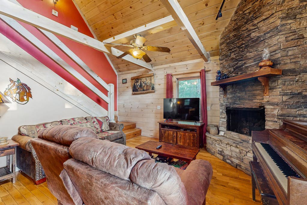 Dog-friendly cabin with wraparound deck, outdoor firepit, & game room