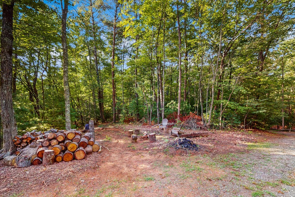 Dog-friendly cabin with wraparound deck, outdoor firepit, & game room