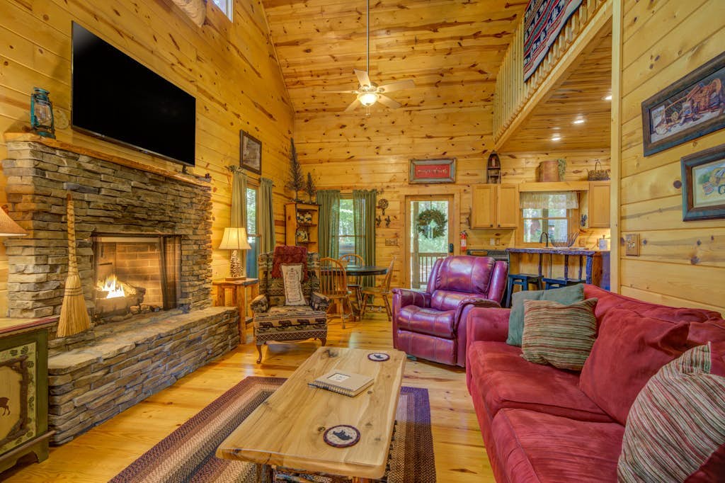 Cozy home near river with hot tub, outdoor fireplace, firepit, secluded location