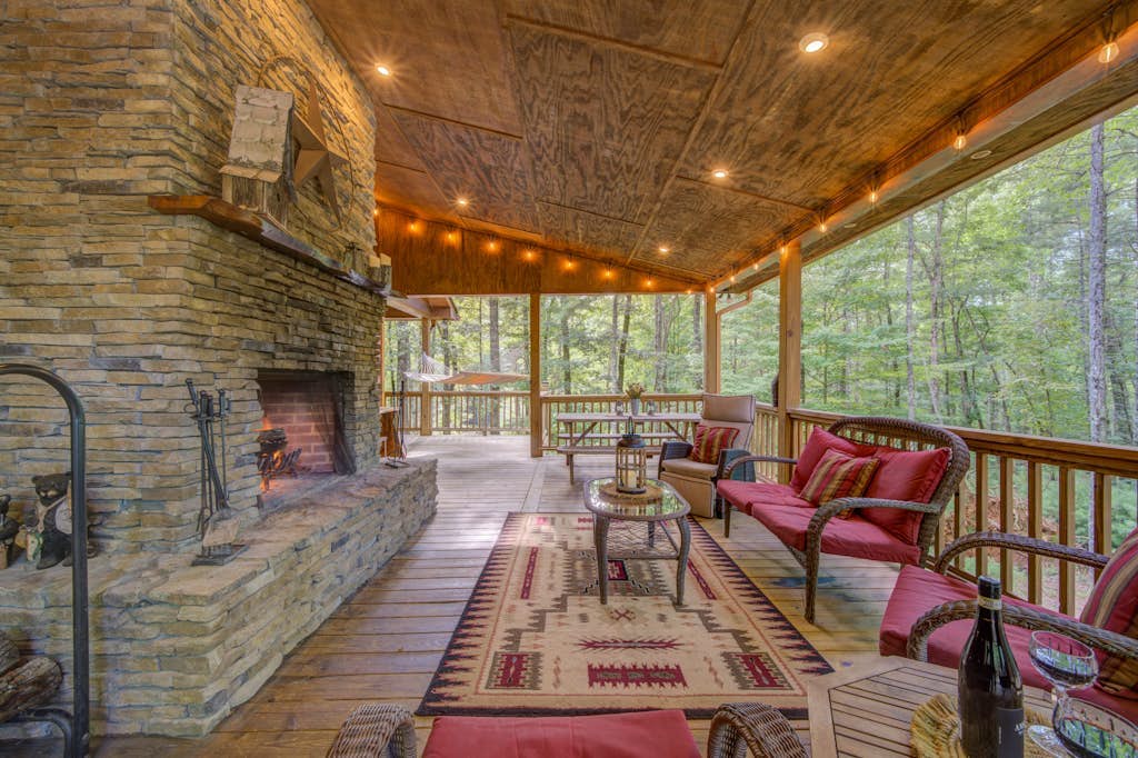 Cozy home near river with hot tub, outdoor fireplace, firepit, secluded location