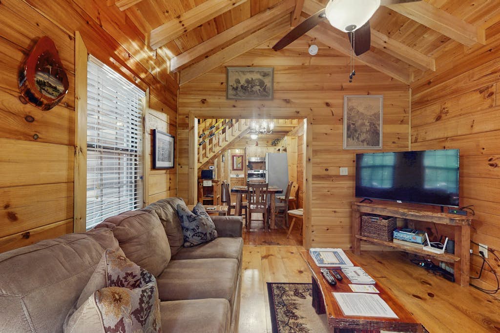 Classic Cabin with Modern Touches, Wraparound Deck, Fireplace, and Free WiFi
