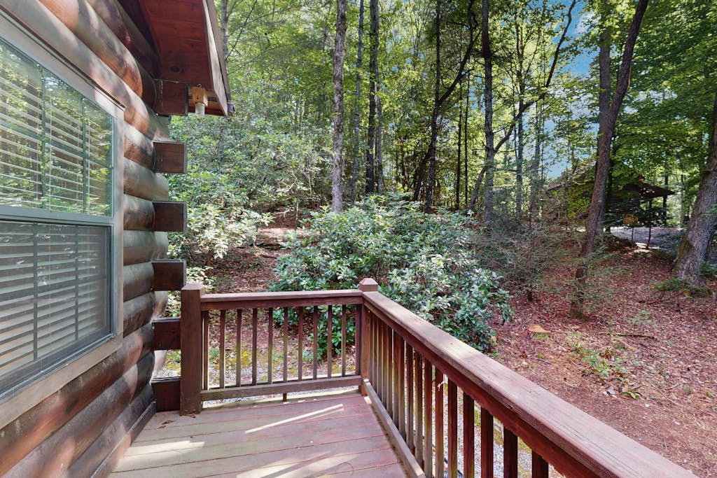 Classic Cabin with Modern Touches, Wraparound Deck, Fireplace, and Free WiFi