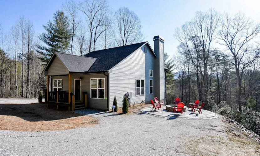 Adorable contemporary cabin with private hot tub, washer/dryer, AC, & firepit