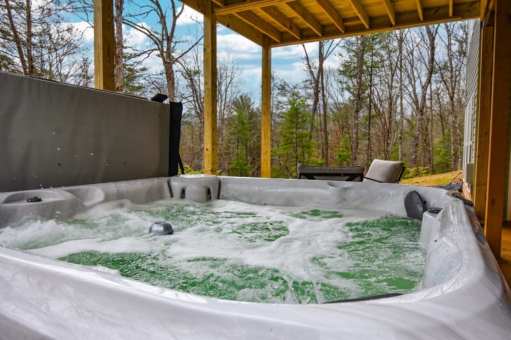 Adorable contemporary cabin with private hot tub, washer/dryer, AC, & firepit