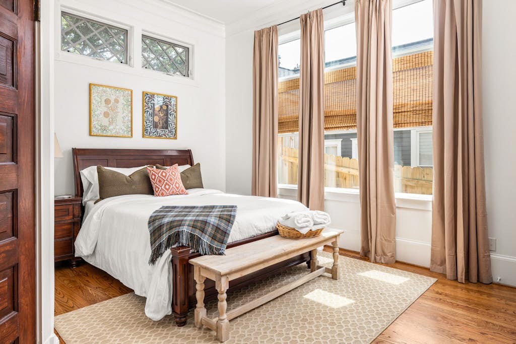 Cozy house with hot tub, fireplace + walking distance to Zoo Atlanta