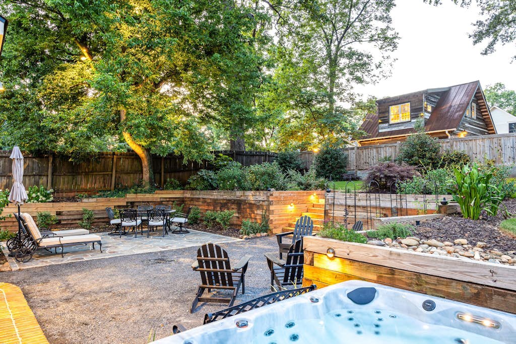 Cozy house with hot tub, fireplace + walking distance to Zoo Atlanta