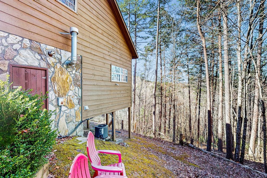 Cute cabin in the woods with full kitchen, fireplace, balconies, grill and WiFi