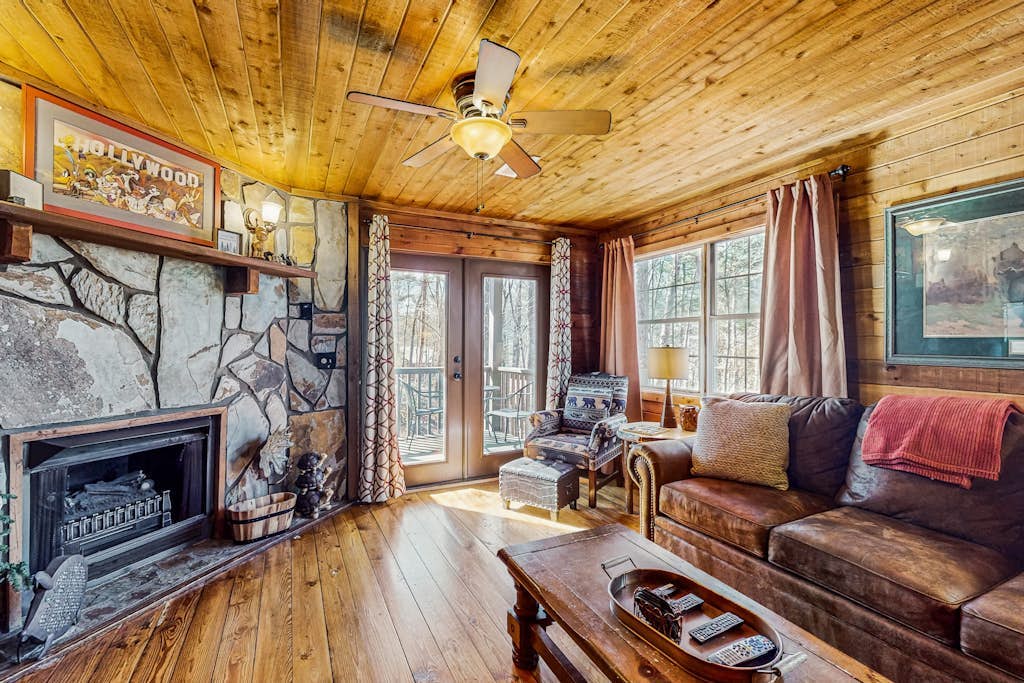 Cute cabin in the woods with full kitchen, fireplace, balconies, grill and WiFi