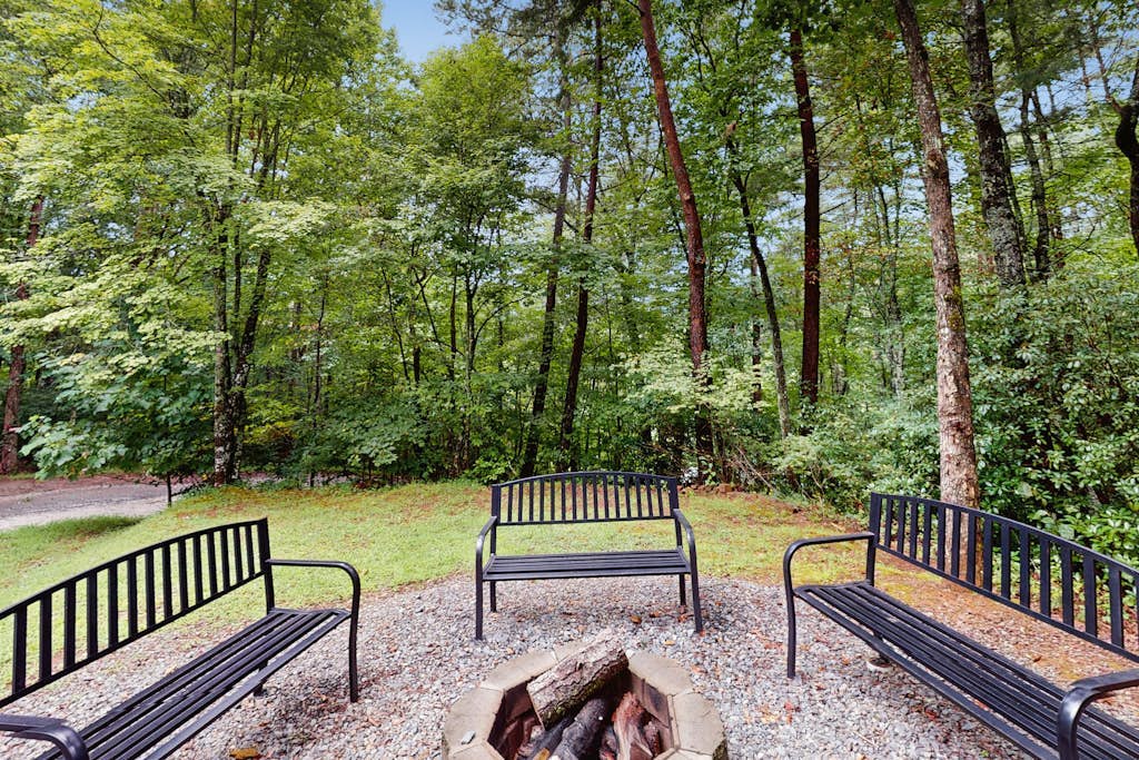 Studio cabin with wood-burning fireplace, hot tub & fireplace - near downtown