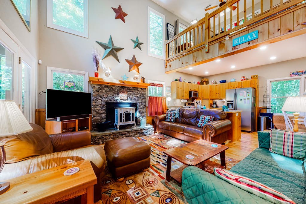 Comfortable home with high-speed WiFi, private washer/dryer, and central AC