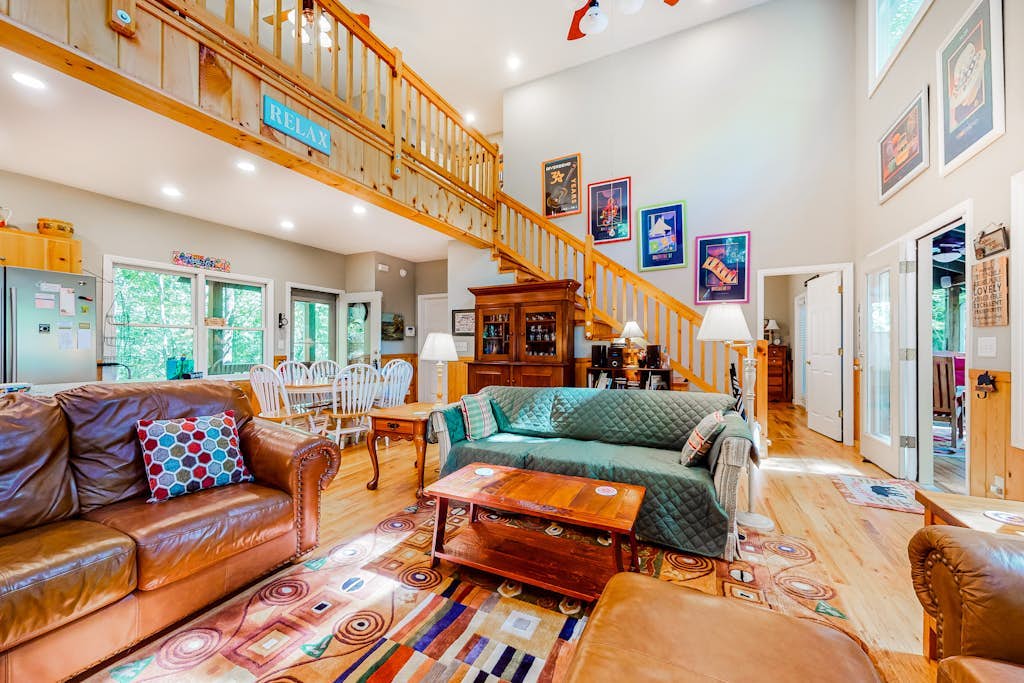 Comfortable home with high-speed WiFi, private washer/dryer, and central AC