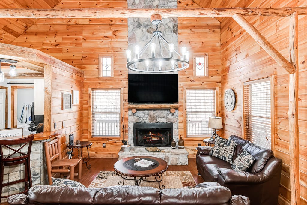 Creekside home on wooded acreage with WiFi, hot tub, fireplace, & pool table