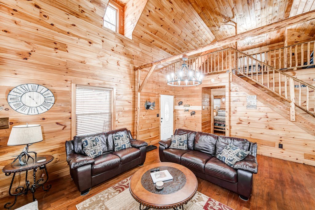 Creekside home on wooded acreage with WiFi, hot tub, fireplace, & pool table