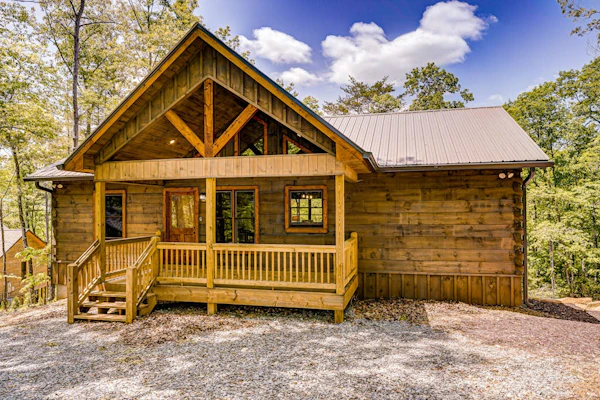 Brand-new cabin with mountain views, ping-pong, Wifi, AC, & firepit