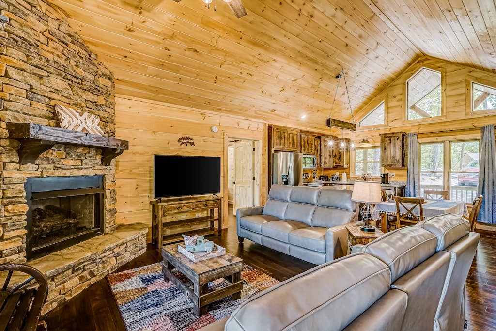 Brand-new cabin with mountain views, ping-pong, Wifi, AC, & firepit