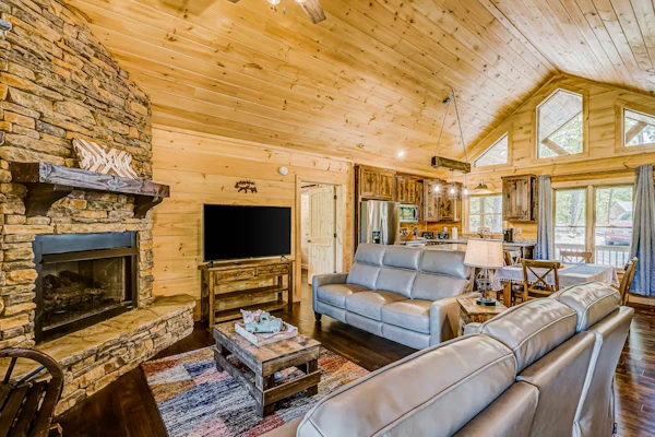 Brand-new cabin with mountain views, ping-pong, Wifi, AC, & firepit