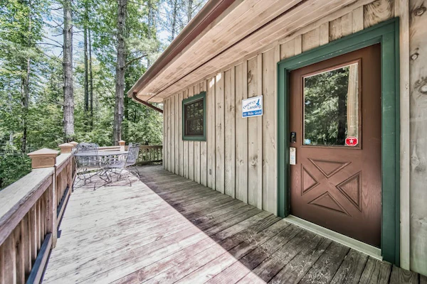 Gorgeous Lake Burton retreat with private deck, fireplace & W/D - dogs welcome