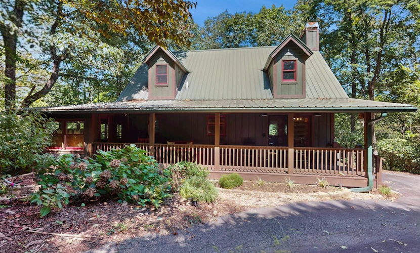 Charming mountain cabin with scenic views and modern comforts