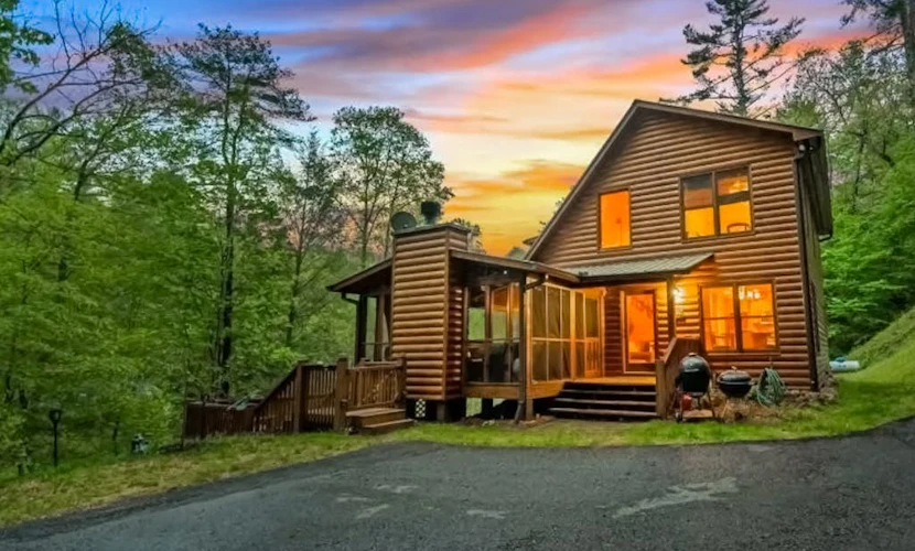 Creek Cabin with fenced yard, screened in patio and hot tub