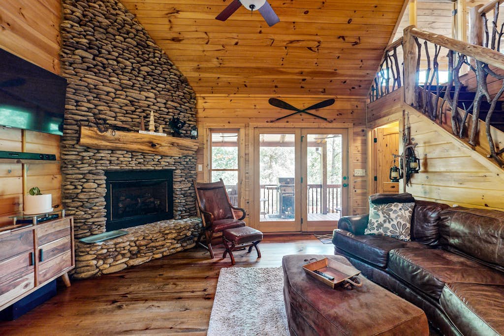 Creek Cabin with fenced yard, screened in patio and hot tub